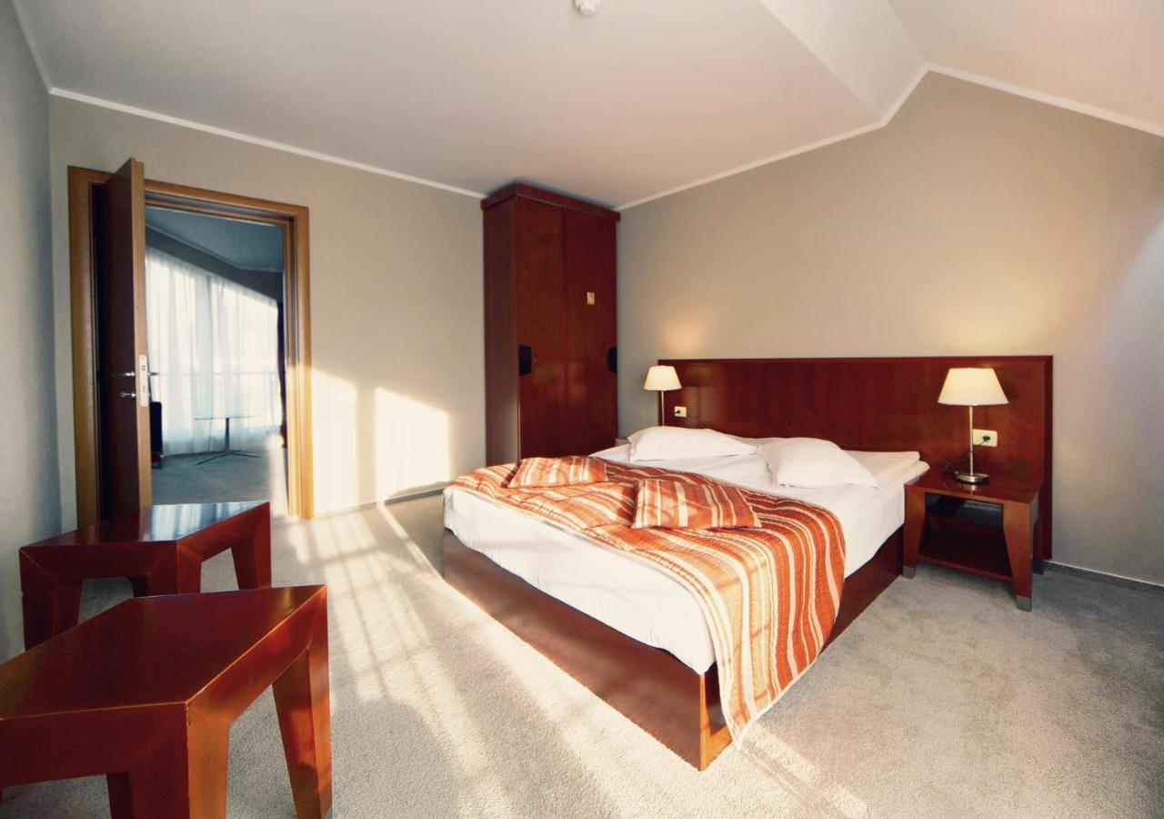 Hotel Atrium เตอร์กู เซกูเยสก์ ภายนอก รูปภาพ